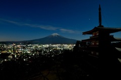 夜明け前の富士山