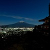 夜明け前の富士山