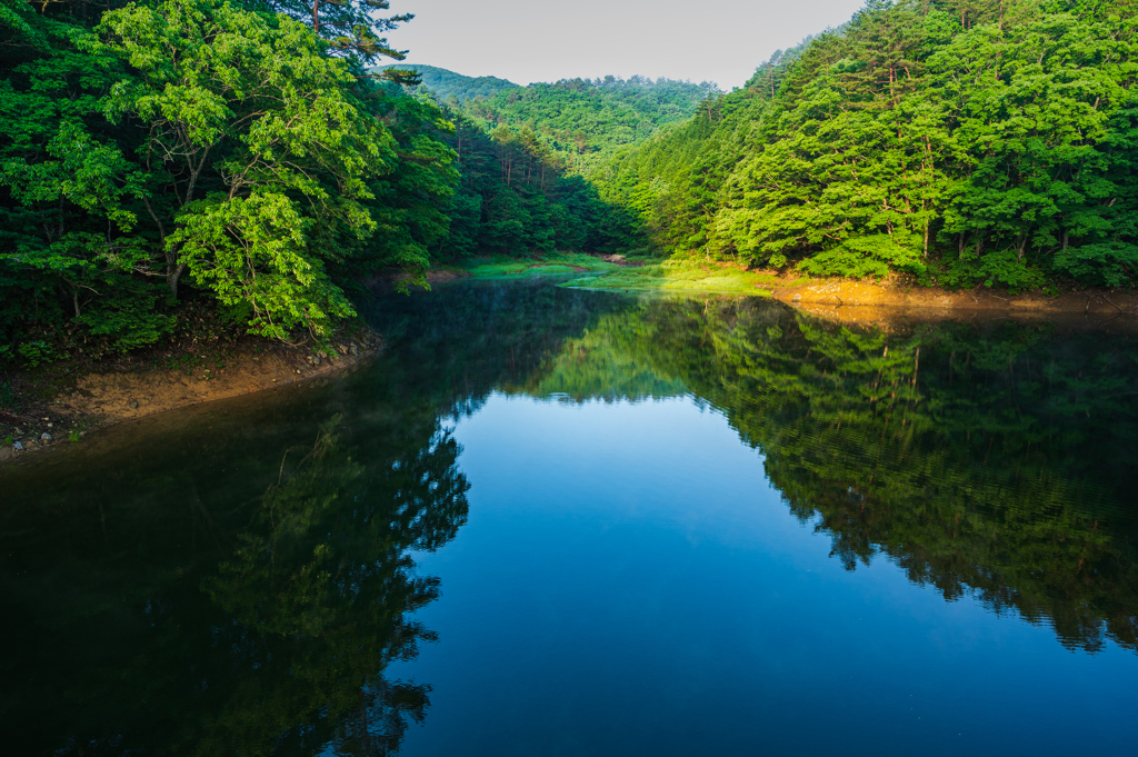 静寂な朝の聖湖