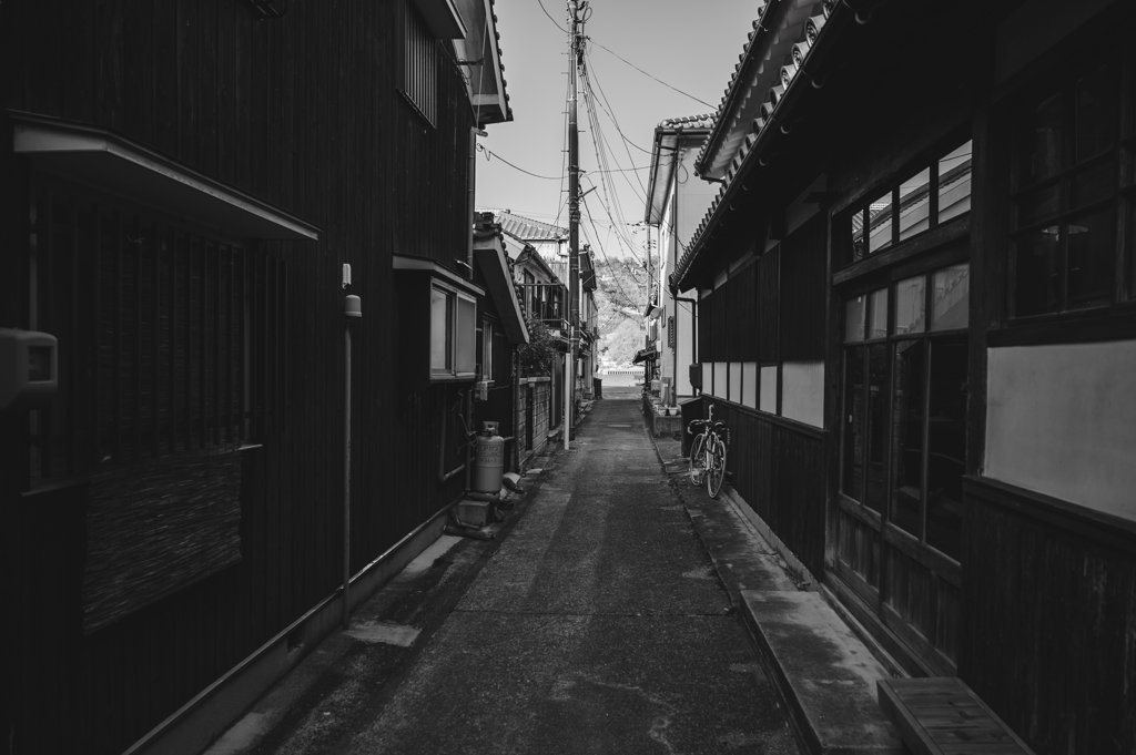 町並み保存地区の路地裏から見る風景