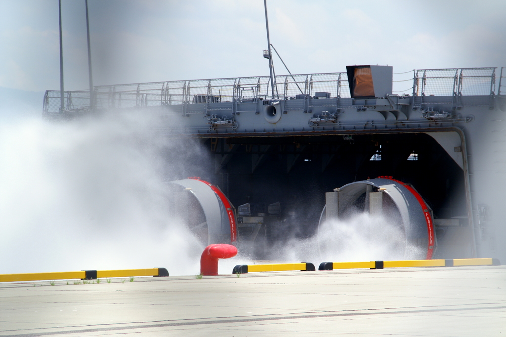 輸送艦　おおすみ　LCAC