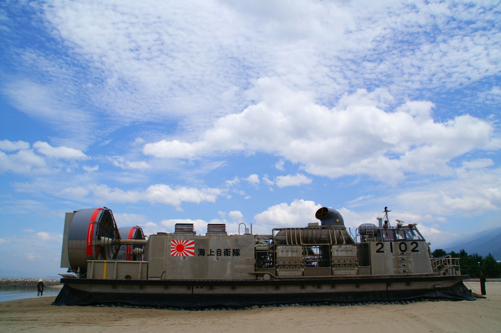 砂浜に上陸したLCAC 2102