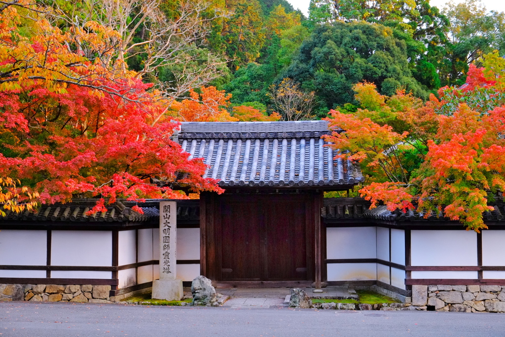 山門の下で