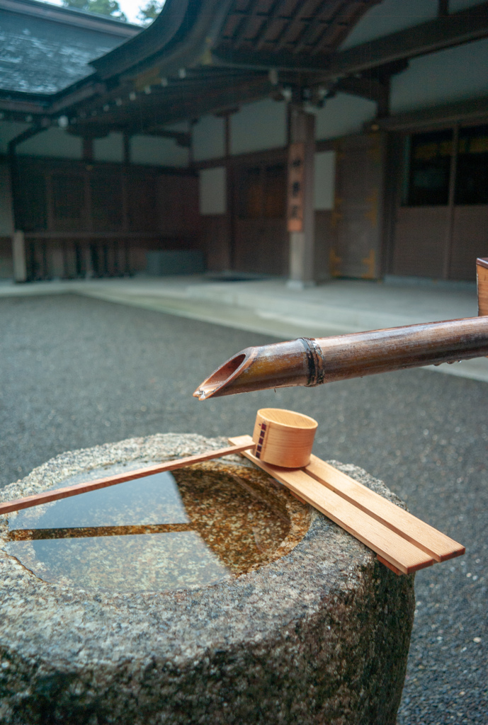 神楽殿の手水鉢　