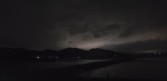 山の向こうは街