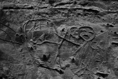 元祖「日本マンガ」：飛鳥の頃の横穴墓壁面線刻画