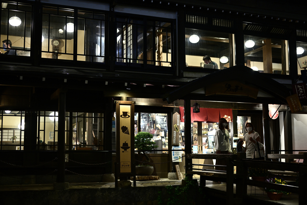 湯の街のレトロなカフェ