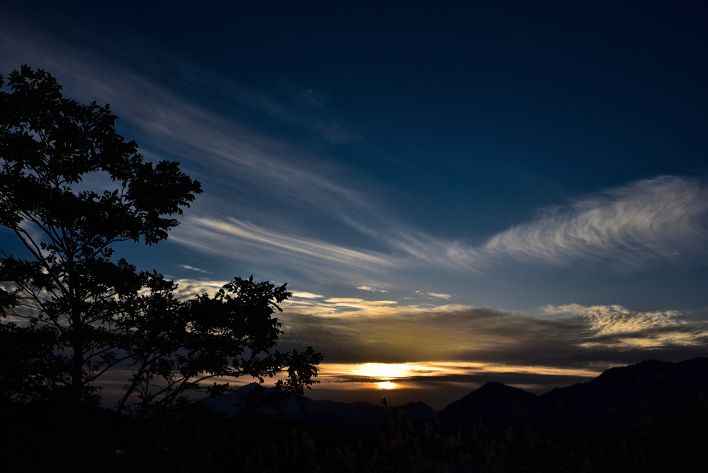 夕陽落ちたふる里の丘に立てば