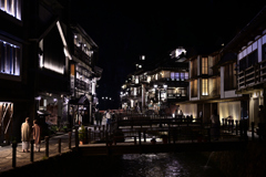 山間の温泉街