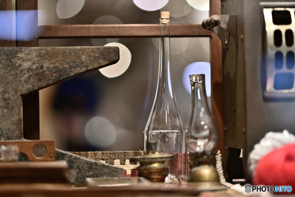 ショーウィンドーのガラス瓶