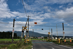 のんびりとした田舎の、踏切のある風景