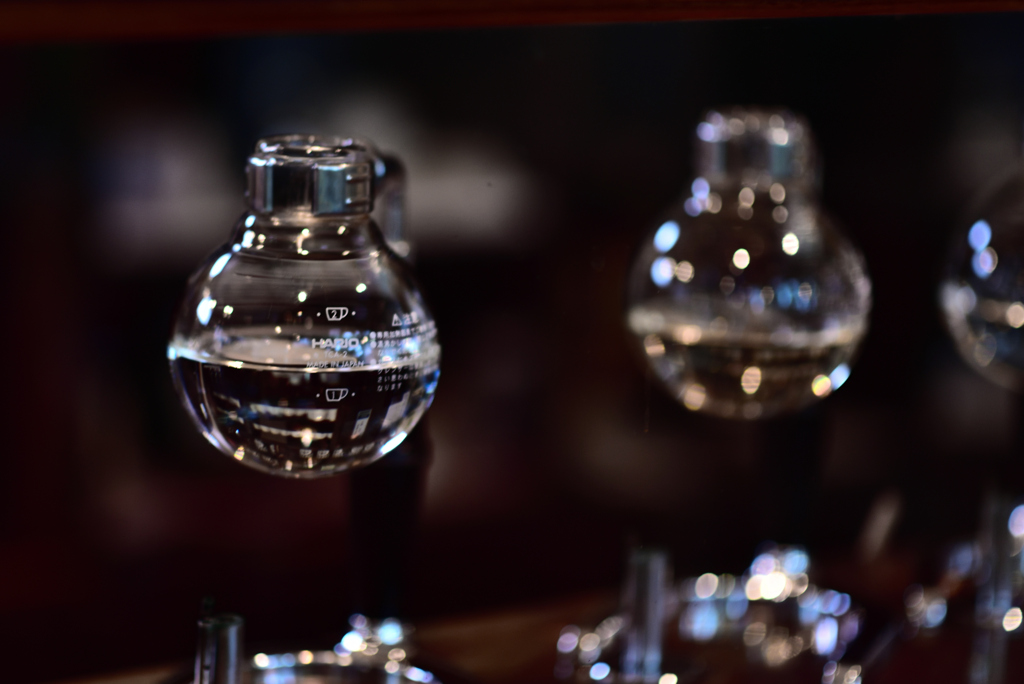 屈折して透過する光と反射して煌く光