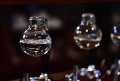 屈折して透過する光と反射して煌く光