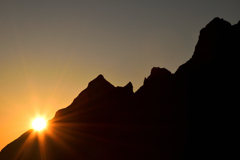 陽と山