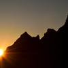 陽と山