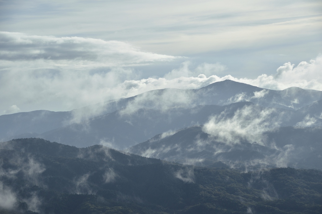 霧立つ山々