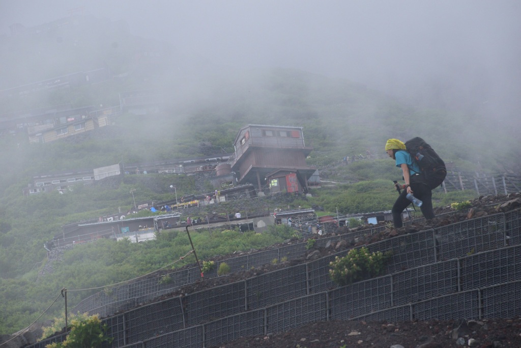 霧進む