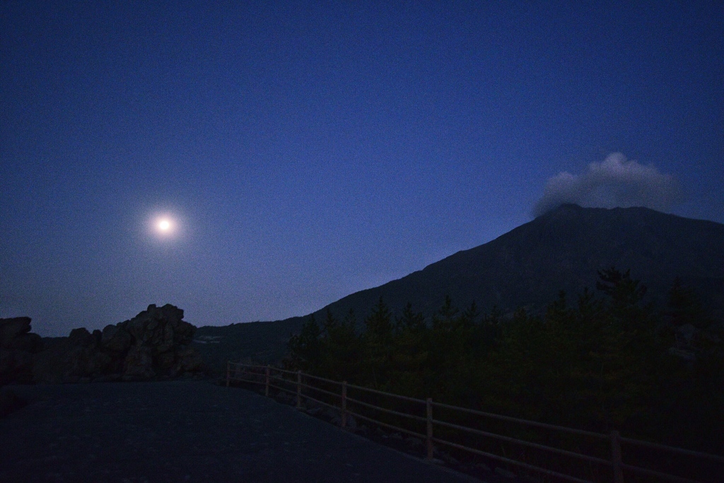 月と火山