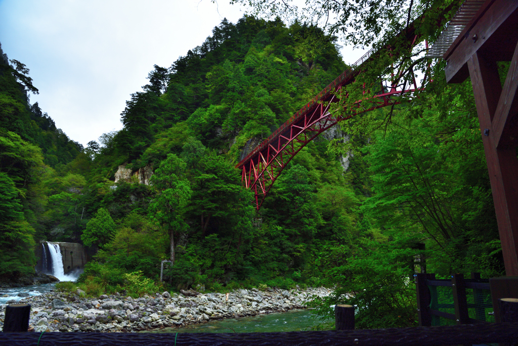 峡谷にかかる橋