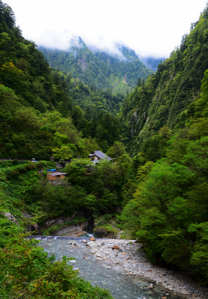 峡谷に建つ