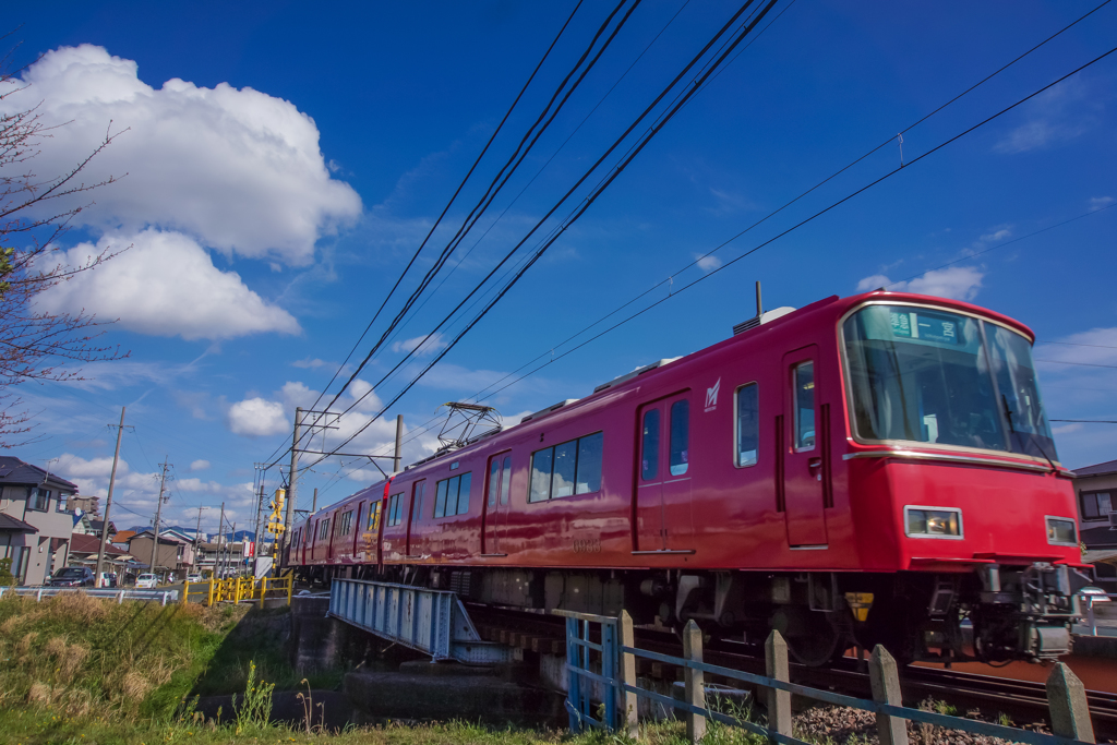 アオゾラと雲と赤い電車