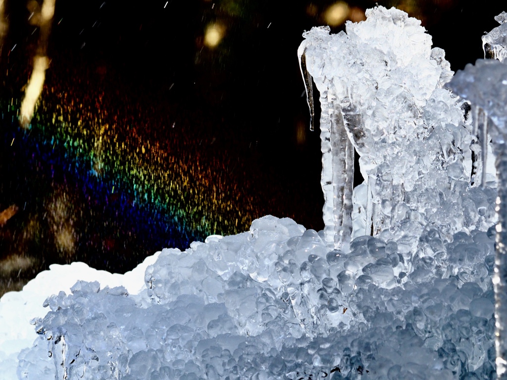 氷のオブジェに架る虹