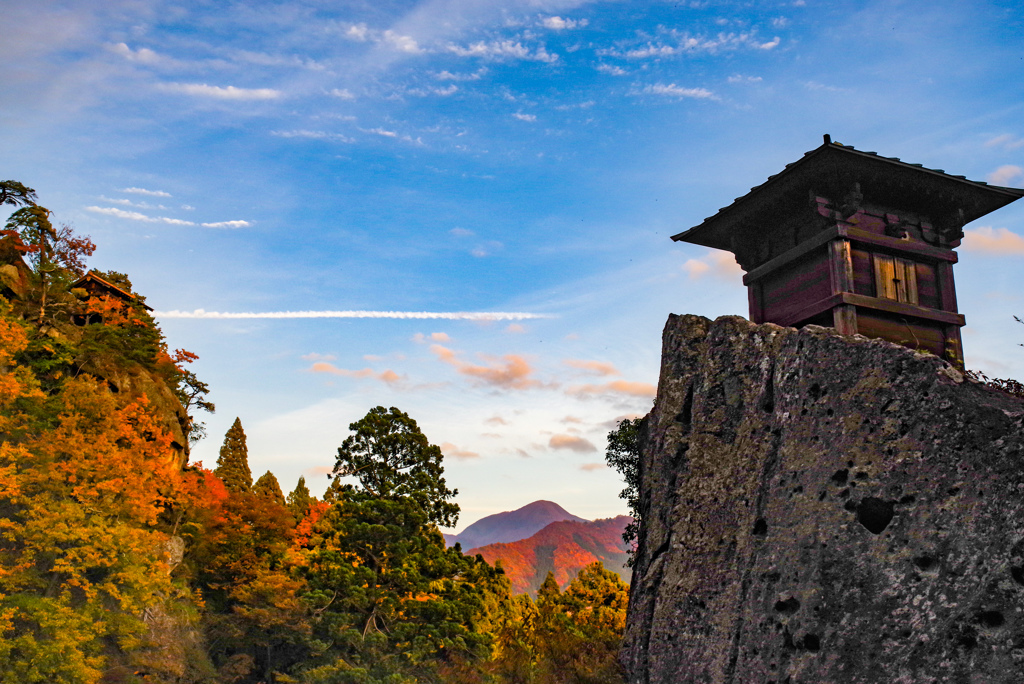 山頂から見守る寺