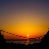 間に落ちる夕日