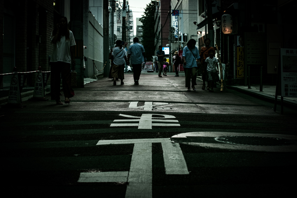 止まれ