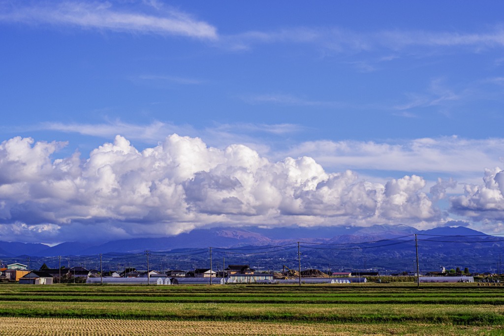 雲に包まれる月山