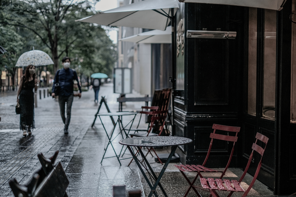 雨の日のテラスは寂しげ