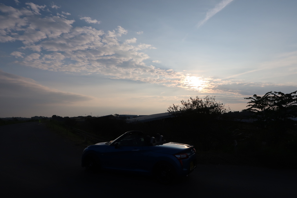 青い車と夕陽 #2