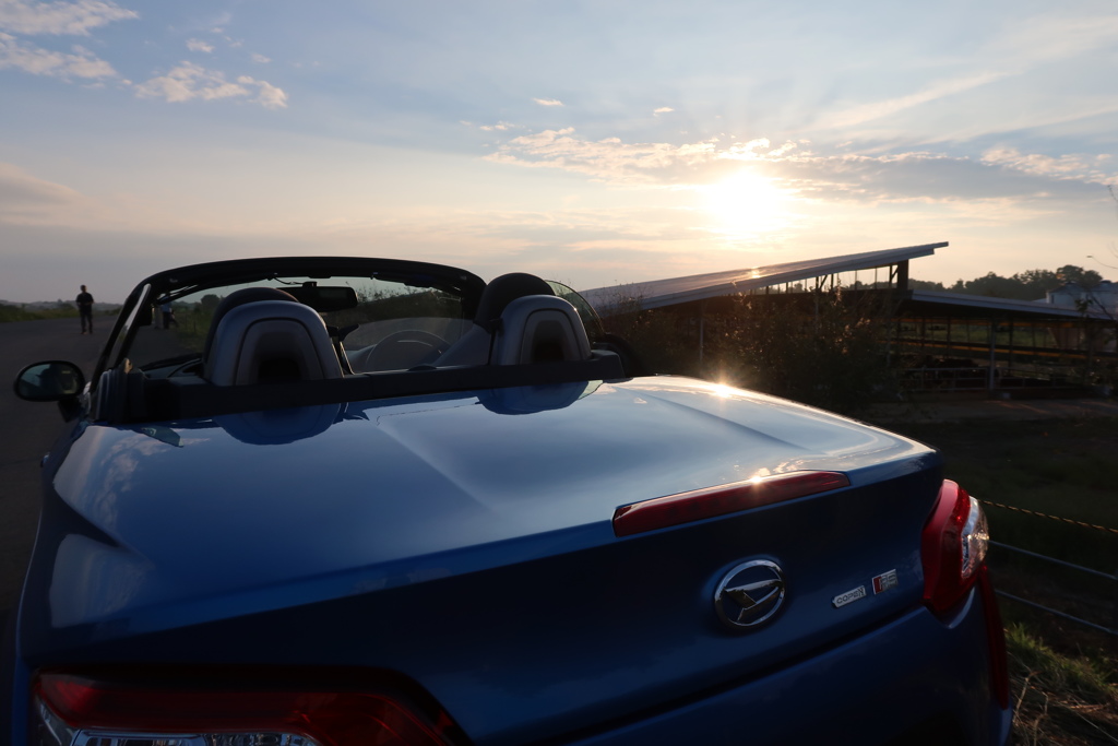青い車と夕陽 #1