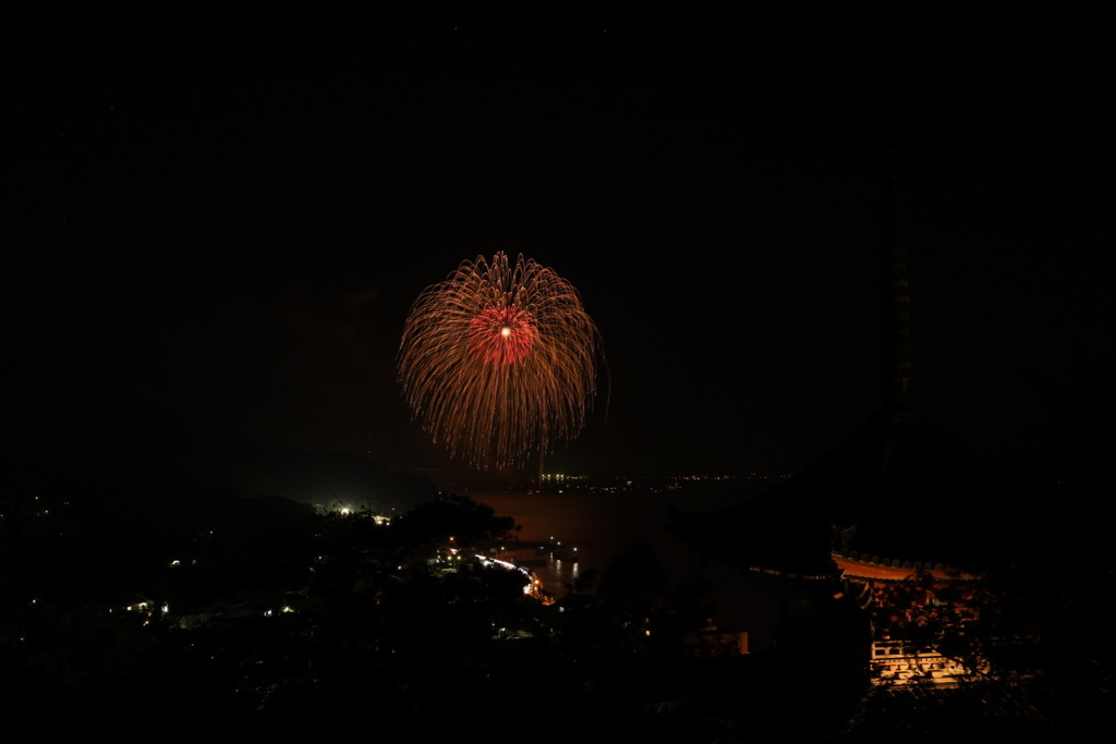 三重塔と花火のラスト