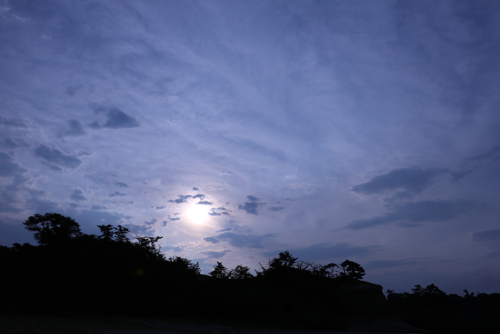岩の陰から