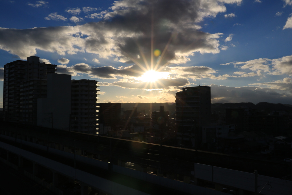 早めの夕日　シルエット