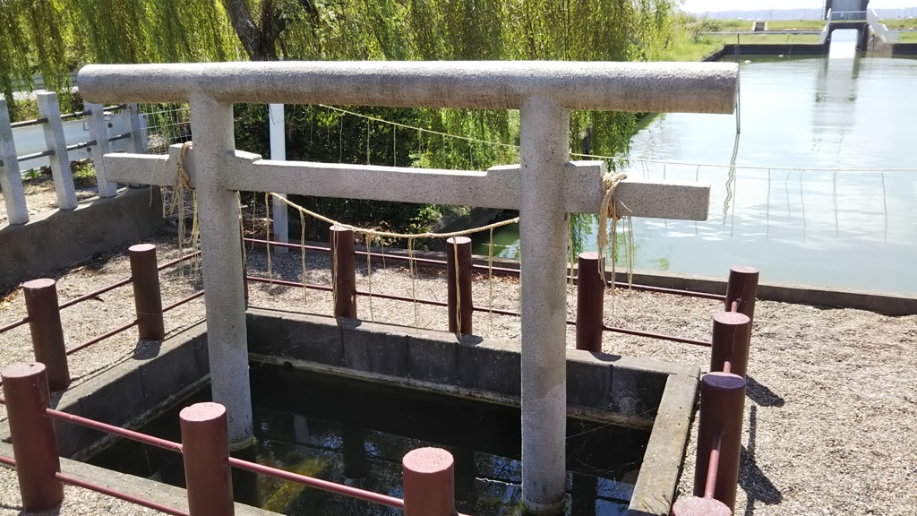 女瓶（めがめ）の鳥居
