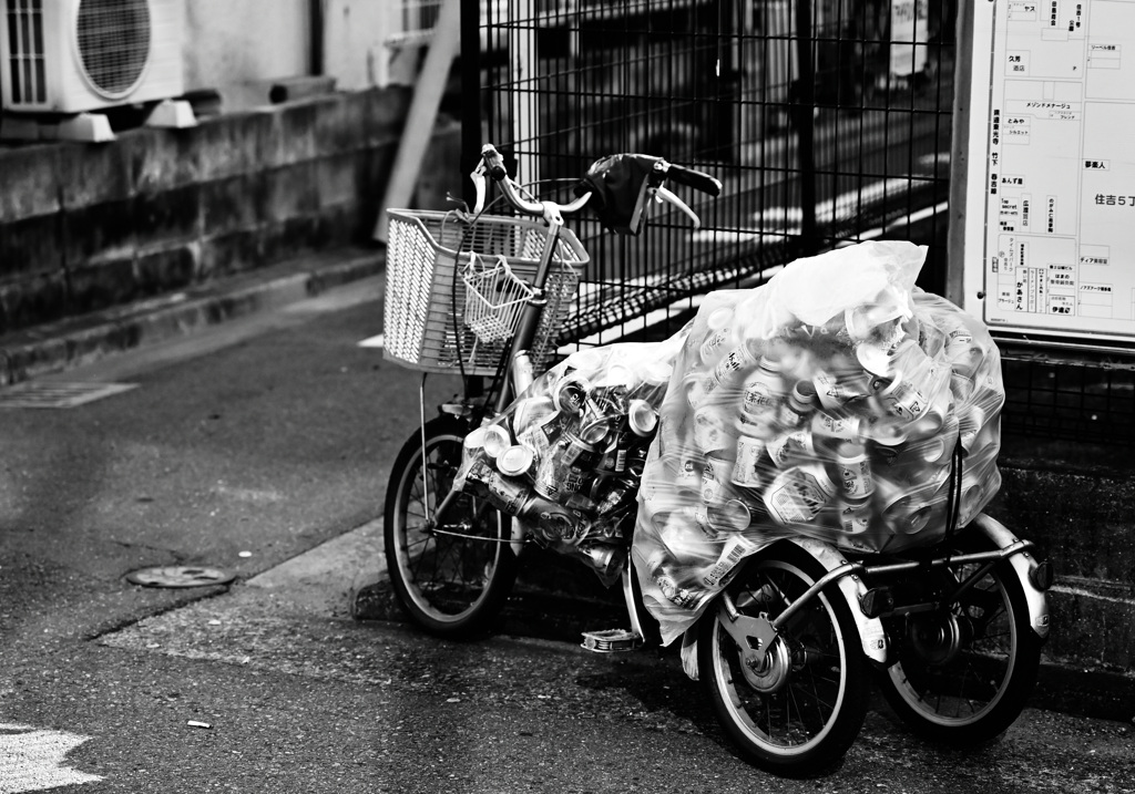 路地裏　自転車