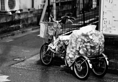 路地裏　自転車
