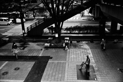 モノクロ　駅前
