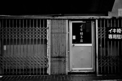 モノクロ　路地裏