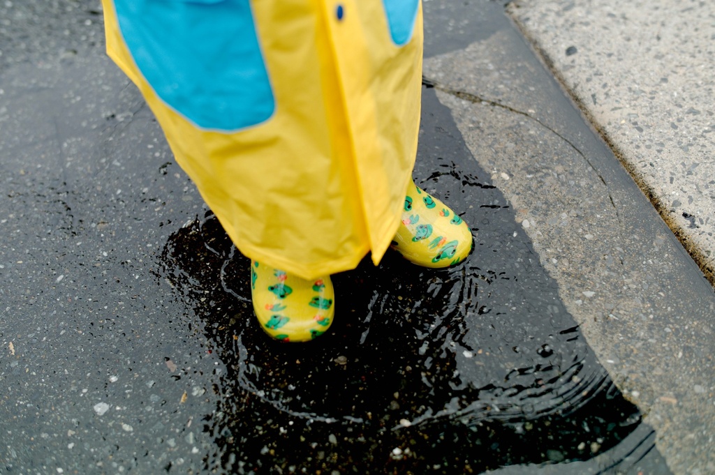 雨で遊ぶひと