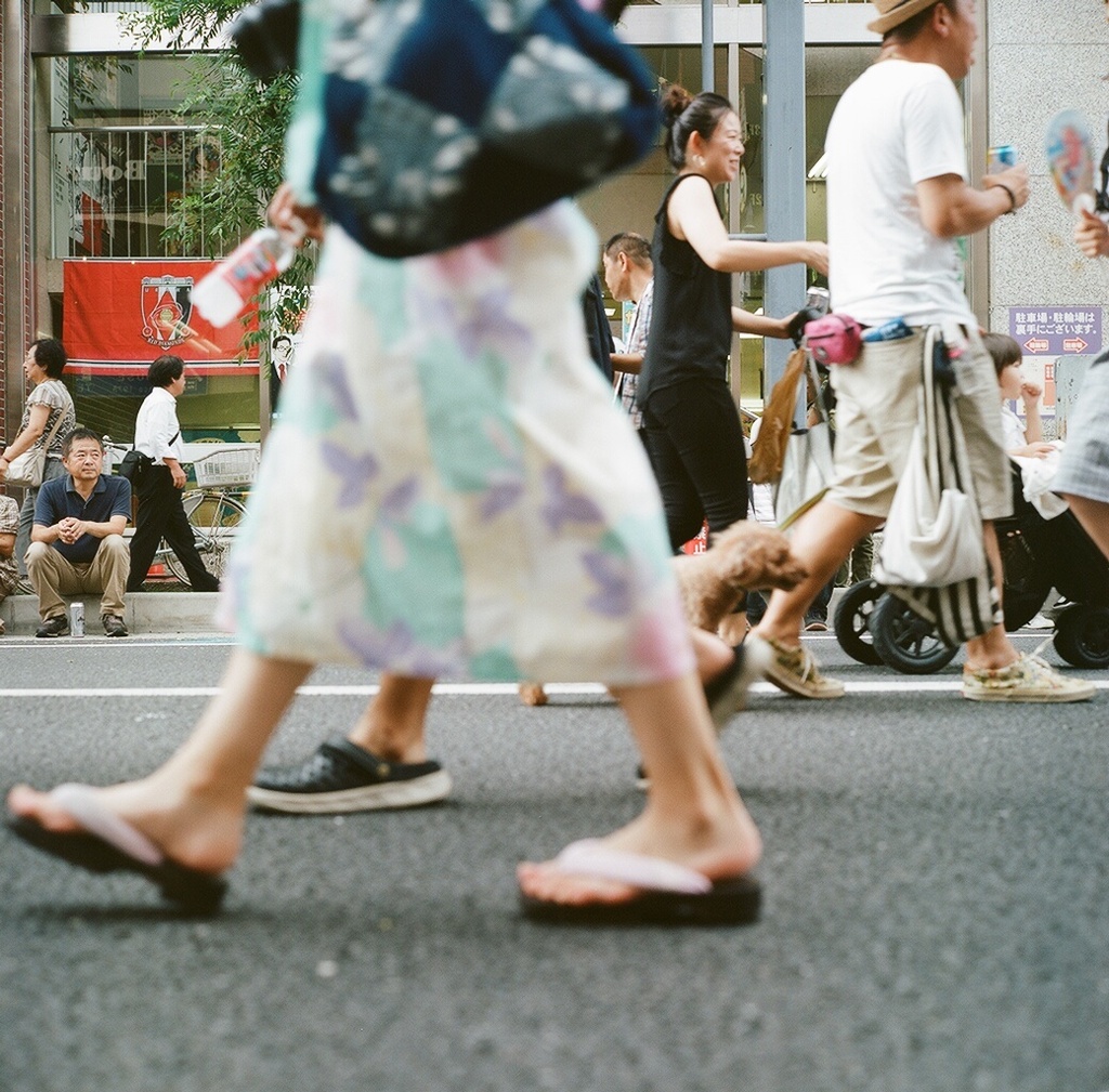 通り行く人々