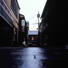 雨上がりの路地