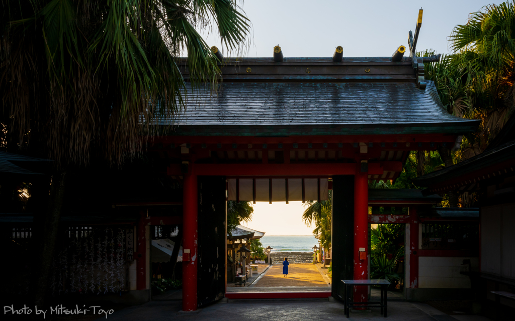 青島の朝 ～青島神社と青いコートの女性。～