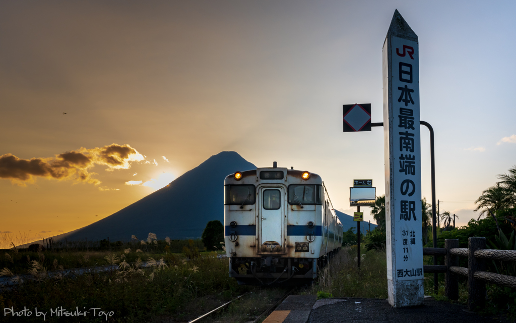 南九州の秋 ～西大山～ ＜夕陽と列車のすれ違い。＞