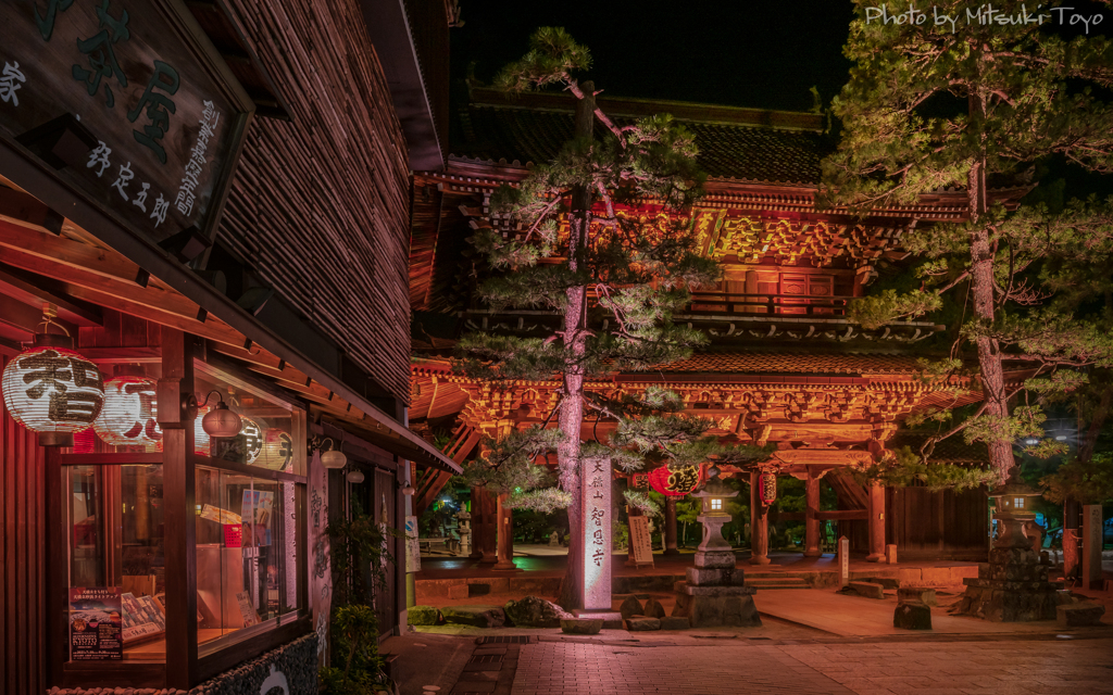 橋立の夜 知恩寺 ～「知恵の餅」屋を入れて山門を切り取る。～