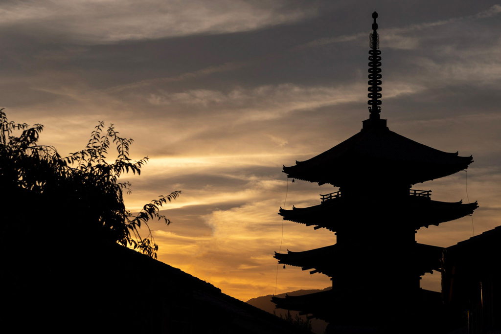 夕焼けと八坂塔