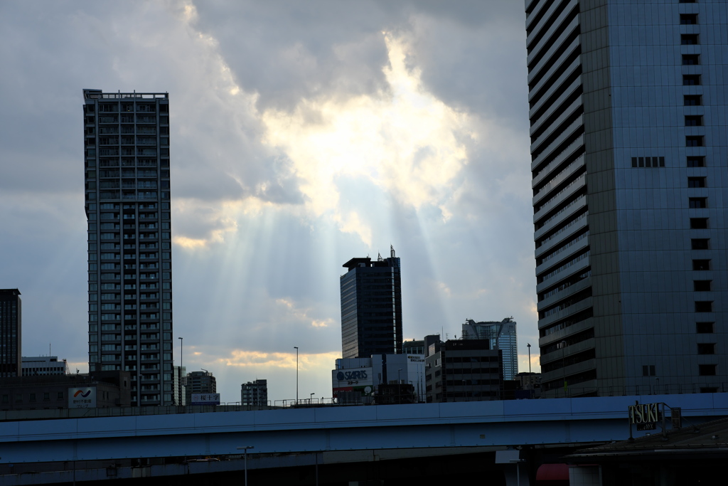 雲間から光