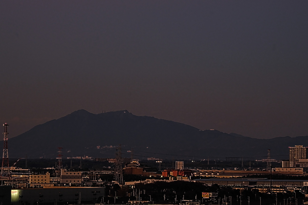 夕闇迫る大晦日の紫峰